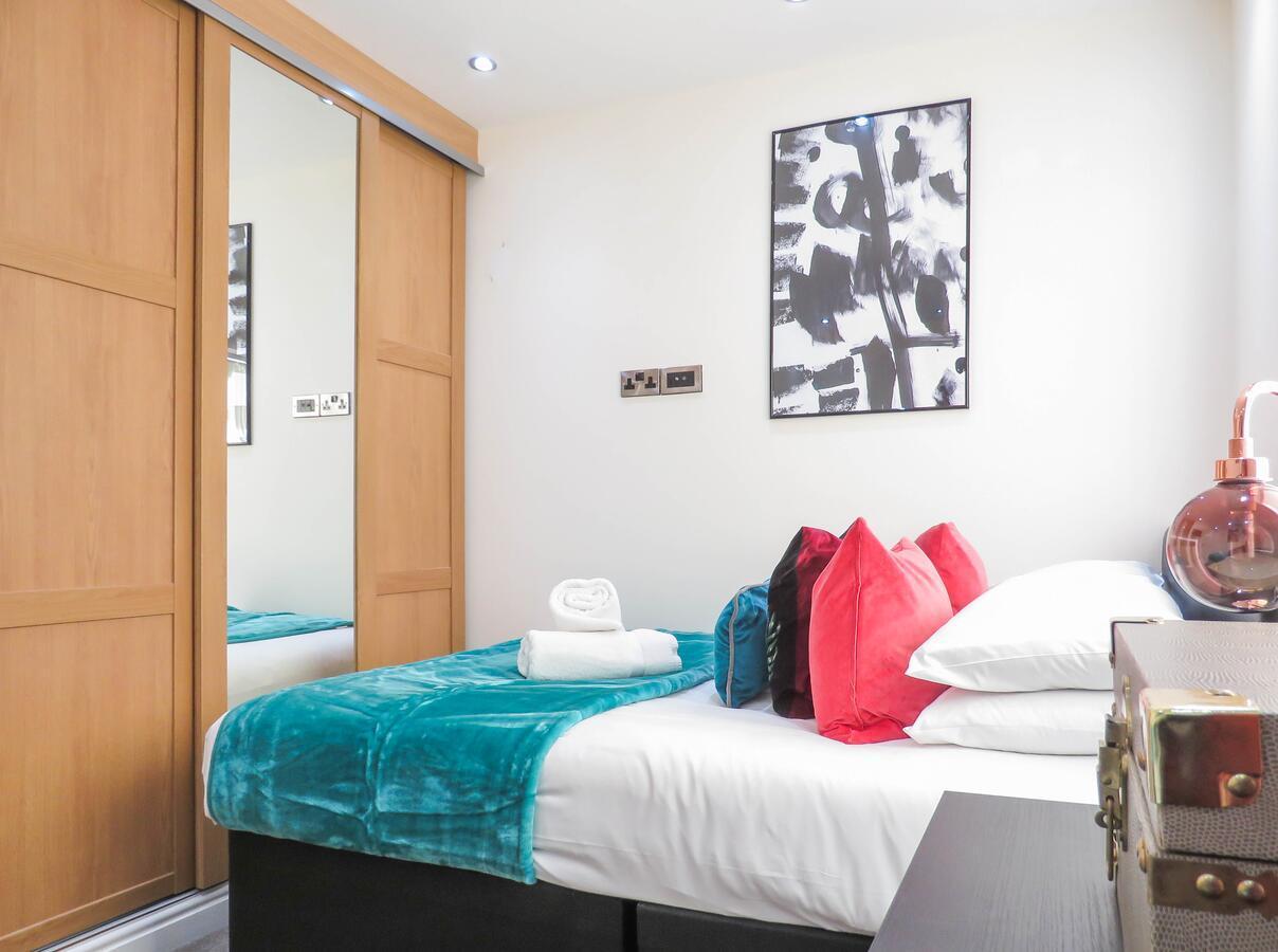 Tudors Esuites Four Bedroom House Бірмінгем Екстер'єр фото